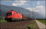 1116 121 hat einen gemischten Gterzug am Haken und wird ihn vermutlich nach Hall i.Tirol bringen.