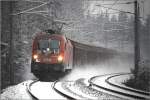 Im dichtem Schneetreiben fhrt 1116 182 mit einem Papierzug durch die Murwlder nahe Zeltweg.
