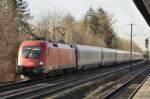 EC 113 mal ganz woanders erwischt... 1116 241-9 jagt mit schiebender Schwesterlok Rosenheim entgegen. (Gronsdorf, 03.12.2009).
