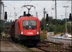 1116 257 durchfhrt mit einem Gterzug den Bahnhof Rosenheim. (09.08.2009)