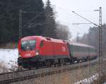 1116 096-7 zieht ihren EC 113 am 8.2.2010 kurz nach dem Bahnhof Grokarolinenfeld um die Kurve Rosenheim entgegen.