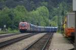 Taurus-Tandem 1116 280 und 1116 228 fahren mit einem  Erzbomber  Richtung Linz gerade durch den Bahnhof Tullnerbach-Pressbaum. Die 1116 280 hat nur Schiebehilfe gegeben weil sie 20 Minuten spter wieder Richtung Wien zurck gefahren ist. 15.5.2010