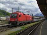 Die 1116 208 am 01.05.2008 mit dem  EC Transalpin bei der Ausfahrt aus dem Salzburger Hbf.