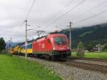 1116 270-8 mit einem Bauzug in die Richtung Kitzbhel bei Brixen im Thale am 11-8-2010.