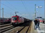 1116 275-7  Max  fhrt am 11.09.2010 mit einem Gterzug in Regensburg an den beiden Bahnfotografen und mir vorbei.