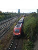 1116 138 am 19.10.10 vor Einfahrt in den Bahnhof Mnchen-Trudering. Im Hintergrund das Verlagsgebude der Sddeutschen Zeitung in Berg am Laim.