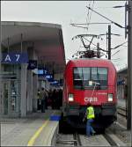 Dieser junge Mann sorgt fr klare Sicht bei der 1116 186-6 am 14.09.2010 im Hauptbahnhof von Linz.