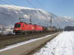 Die 1116 096 und eine Weitere am 29.01.2011 mit einem Gterzug unterwegs bei Schwaz.