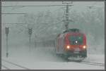 EN 234 von Rom nach Wien gezogen von 1116 138 durchfhrt bei dichtestem Schneetreiben den Bahnhof St.