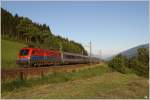 1116 019 der Rail Cargo Hungaria fhrt mit EC 593  Felsentherme Bad Gastein  von Klagenfurt nach Salzburg. 
Mhldorf-Mllbrcke 28_6_2011