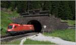 Beim Tauerntunnel-Sdportal des Tauerntunnels knipste ich die 1116 081 mit dem Autoschleusenzug von Bckstein nach Mallnitz.