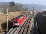 1116 193-2 „Manfred“ am 13.11.2011 mit einem gemischten Gterzug zwischen Frankenmarkt und Pndorf in Fahrtrichtung Salzburg.