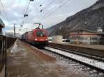 1116 185 durchfhrt am 18.12.2011 mit einer Rola von Wrgl kommend die Haltestelle Rattenberg-Kramsach.Am Zugschluss schob 1144 264.