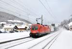 1116 027 ist mit einer RoLa in Richtung Bahnhof Brenner unterwegs.Das Bild entstand am 24.1.2012 auf der Brennerbahn in dem schn verschneiten Bahnhof Steinach in Tirol.