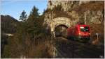 Semmeringbahn - 1116 067 fhrt mit EN 1034 Tosca (Rom-Wien) durch den 14m langen Krausel Tunnel, whrend im Hintergrund 4020 302 als R 2947 die Kalten Rinne quert.