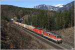 1142 658 und 1116 083 fahren mit einem Innofreight Hackschnitzelzug ber die Semmering Nordrampe.