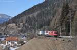 1116 015 mit einer Rollenden Landstrae am 10.03.2012 bei Wolf am Brenner