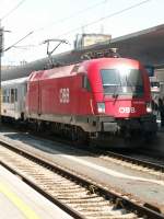 IC nach Salzburg bespannt mit 1116 276-5 bei der Einfahrt in Linz Hbf., 10.7.2006