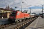 Die 1116 114-0 ist am 7.1.2014 mit dem IC ``Königssee`` von Berchtesgarden nach HH-Altona unterwegs, hier bei kurzem Halt im Bahnhof Rosenheim. Neu ist die Aufschrift an der Seite: ``ETCS-European Train Control System on Board``. Damit kann sie ohne Probleme durch den neuen Tunnel im Tiroler Unterland fahren. 