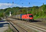 1116 071 mit dem Mercedeszug am 25.04.2014 bei der Durchfahrt in Wernstein am Inn.