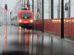 1116 279 erreicht bei strömenden Regenwetter mit IC864 Stadt-Innsbruck den Bahnhof Tullnerfeld; 140902