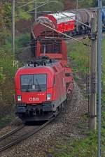 E-Lok 1116 197 schlängelt sich mit einem gemischten Güterzug auf der Nordumfahrung des Rbf München Nord vorbei.Bild vom 27.9.2014 von öffentlicher Fussgängerbrücke