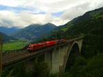 Drei 1116 und eine 1144 inklusive der Building Bridges-Werbelok auf der Pfaffenberg-Zwenberg-Brücke.