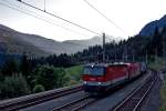1144 048 und 1116 xxxx fahren in der Dämmerung mit einem gemischten Güterzug den Arlberg hinauf.Bild Wald A/a vom 22.7.2015