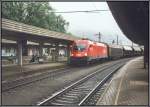 1116 251 rollt im Sommer 2005 mit einem Gterzug in den Bahnhof Kufstein ein.