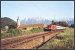 Die 1116 135 bringt im Sommer 2005 den EuroCity 84 Michelangelo vom Brenner in die Bayerische Landeshauptstadt, und passiert bei Oberaudorf das Kloster Raisach.