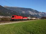 Die 1116 196 und die 1144 269 mit einem KLV-Zug am 17.11.2012 unterwegs bei Schwaz.