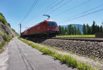 1216 022-4 + 1116 XXX durchfahren am 22.5.2016, mit einem Erzzug in Richtung Salzburg, die Haltestelle Mühldorf-Möllbrücke.
Schublok war 1144 212.