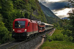 1116 197 fährt zusammen mit der Schublok 1144 289 mit dem Autoreisezug EN 466 aus Belgrad nach Zürich HB,ab Wien Autoverlad nach Feldkirch,am frühen Morgen in Wald a/A