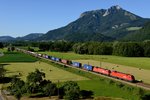 Ein ÖBB Taurus Tandem (1116.050 und 263) befördert am 22. Juli 2013 einen KLV Zug bei Flintsbach unter der Kulisse des Heubergs in Richtung Kufstein.