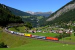 Immer wieder schön und deswegen auch Ziel unzähliger Eisenbahnbegeisterter ist der Bogen bei St. Jodok an der Brennerbahn - sehr zum Leidwesen des Bauern, der die Wiesen bewirtschaftet. Ende September waren die Wiesen abgemäht und von daher ein Betreten möglich. Der 23. September 2013 war ein wolkenloser Tag mit optimaler Fernsicht - prädestiniert für einen Besuch an der Brennerbahn. Montags ist der Güterverkehr allerdings merklich schwächer, RoLa 53331 von Wörgl zum Brenner war aber sichere Beute. 1116.129 schiebt hier den gut ausgelasteten Zug nach.
