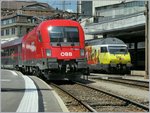 Bunte Bahnen rund um die Schweiz: auch wenn dieses Bild in der Schweiz entstand, steht es als Verteter unseres östlichen Nachbarn: die blitzsaubere ÖBB 1116 204-7 wartet mit einem