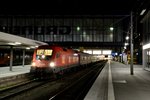 Feiertägliche Ruhe im Münchner HBF. Auf Gleis 12 steht zur Abfahrt bereit CNL 485  Lupus  nach Roma Termini mit Zugteil nach Milano Centrale. Erfreulicherweise hat der Lokführer der 1116.180 lange Zeit die Führerstandsbeleuchtung angelassen und ermöglichte damit eine Reihe von Aufnahmen (25. Dezember 2013).