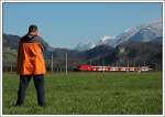 Der Eisenbahnfotograf, der gerade den REX 1511 von Innsbruck nach Salzburg gezogen von einem Taurus der Reihe 1116 kurz vor Kuchl fotografiert.