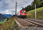 Eine Vierfach Traktion bestehend aus 1116 125-6 sowie drei 1144ern, donnert bei Haltestelle Oberfalkenstein solo den Tauern hinunter.