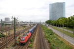 1116 074 passiert über die Güterumgehungsgleise den Mannheimer Hauptbahnhof.
Aufnahmedatum: 10. Juli 2014.