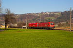 Kurz hinter dem Bhf. Schwarzach ziehen 1116-263 und 1116-196 ihren Güterzug in Richtung Dornbirn. 29.11.16