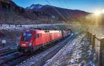 Die Sonne geht auf während 1144 253-2, 1144 048-6 und 1116 191-8 gleich in den Kaponig-Tunnel hineinfahren.
Aufgenommen am 2.1.2016, nahe des Bahnhofs Mallnitz-Obervellach.