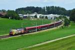 Die 1116 153-ÖAMTC der ÖBB am Zugende eines Railjets in Richtung Salzburg am 24.06.2018 bei Traunstein Haslach.