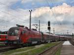 Die 1116 210 am 11.07.2009 mit dem Railjet nach Mnchen bei der Einfahrt in den Salzburger Hbf. 