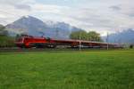 Leider war es wechselhaft so das bei dem Zeitpunkt als der Zug kam die Sonne ganz verschwand. RJ 564 mit den Garnituren 36 und 37 bei voller Fahrt von Wien West nach Bregenz durch Schlins. ( 1.5.12 )