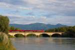 Eine 1116 zieht einen RailJet ber die Rosenheimer Innbrcke Richtung Kufstein - im schnsten Abendlicht ...