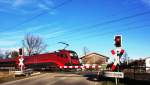 1116 242 schiebt den railjet869 Innsbruck-Wien über den Bü Happing, 15.02.2014