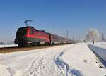 Die 1116 201 der ÖBB vor einem Railjet am 21.01.17 bei Übersee am Chiemsee.