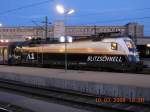 Die 1116 280-7 'A1' wartet kurz nach dem Ankuppeln an den OEC 766 auf dem Wiener Westbahnhof auf die Abfahrt nach Innsbruck. Foto vom 10.3.2008.