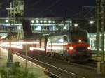RailJet-Taurus  Spirit of Linz  steht mit dem 50516 in Wels Hbf, whrend auf dem Nebengleis eine 185er mit Gterzug durchfhrt. (Von Bahnsteig 5 aus aufgenommen) [28.07.08, 21:52]